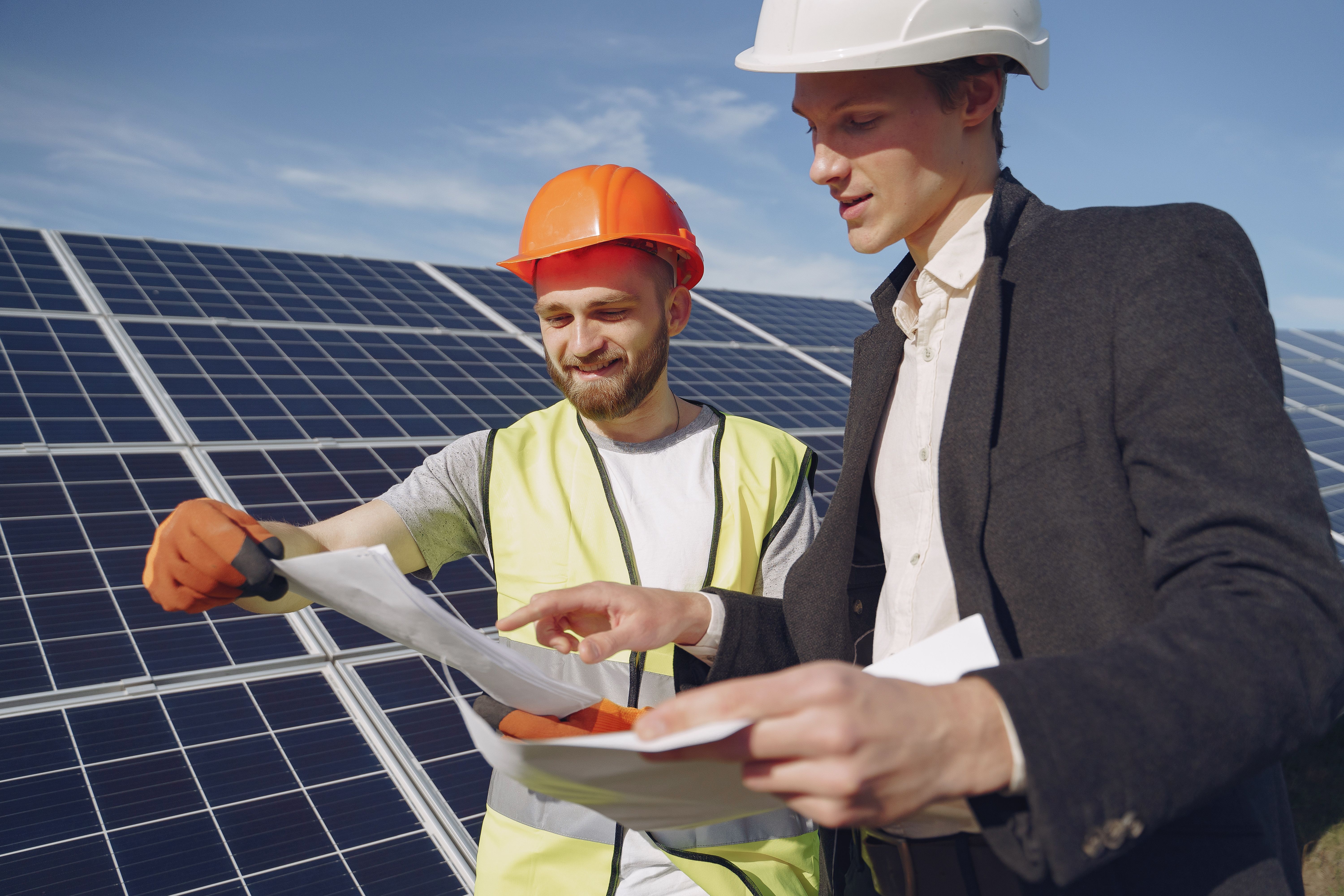 Instalador montando paneles solares